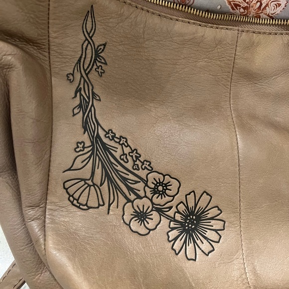 HOBO BRAND RIVER EMBOSSED FLOWER DESIGN IN BLACK ON TAUPE LEATHER EUC - Picture 8 of 14